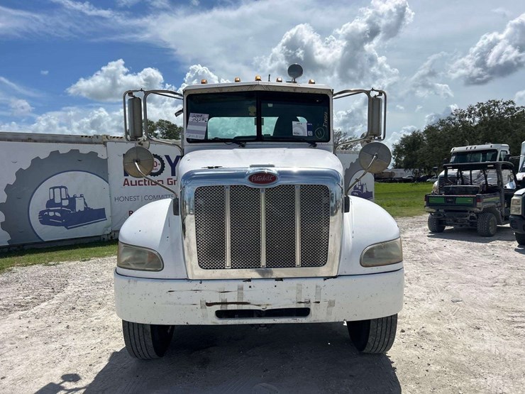 2009-peterbilt-335-image-23