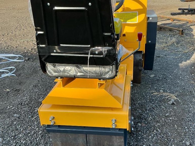 #1251-•-unused-future-ft850-ride-on-roller-image-4