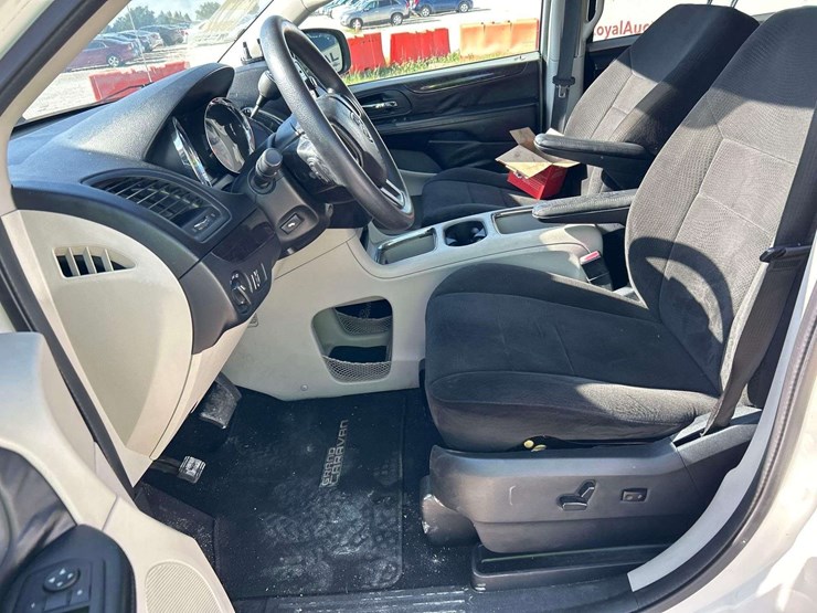 2012-dodge-grand-caravan-sxt-image-12