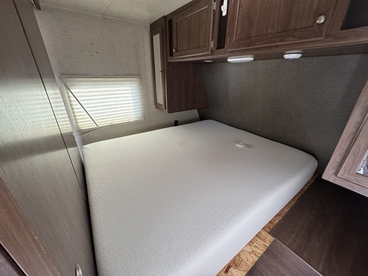 #4621-•-2011-hrv-qb300-pioneer-camper-image-8