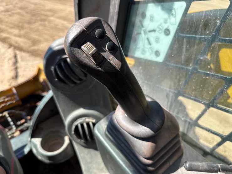 2022-caterpillar-246d3-image-30