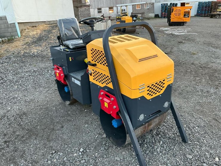 #1250-•-unused-future-ft1000-ride-on-roller-image-7