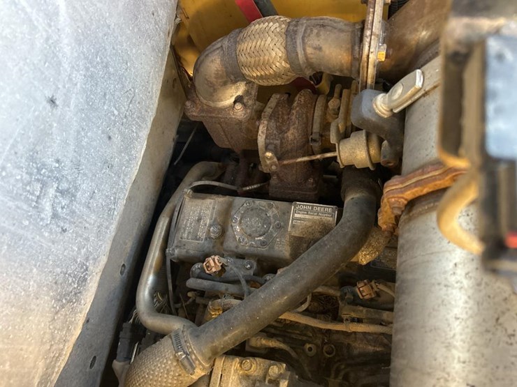 2016-deere-326e-image-31