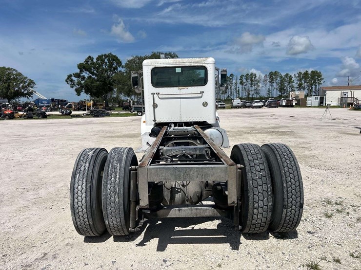 2009-peterbilt-335-image-25