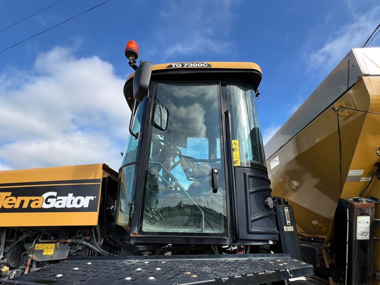 2019-terragator-7300-spinner-truck-image-8