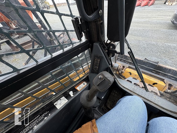 2015-deere-326e-image-16