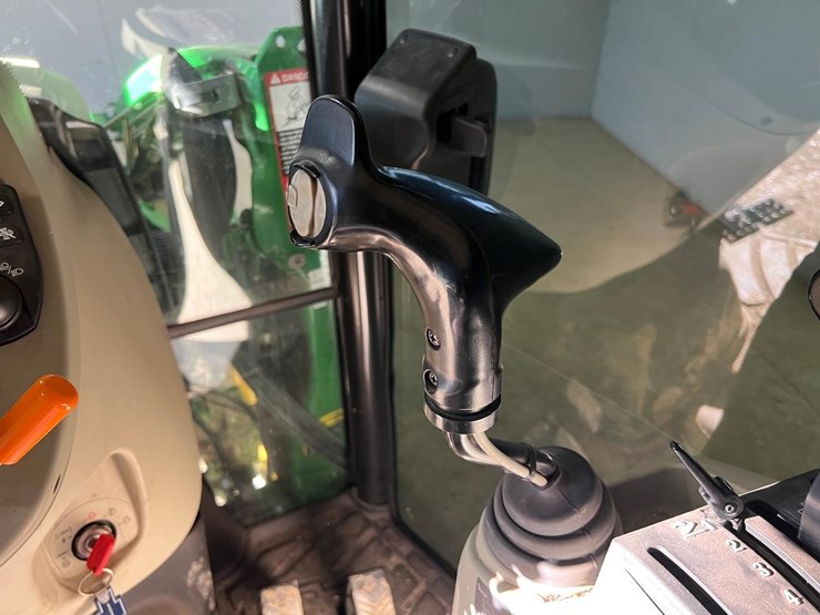 2020-john-deere-3046r-image-31