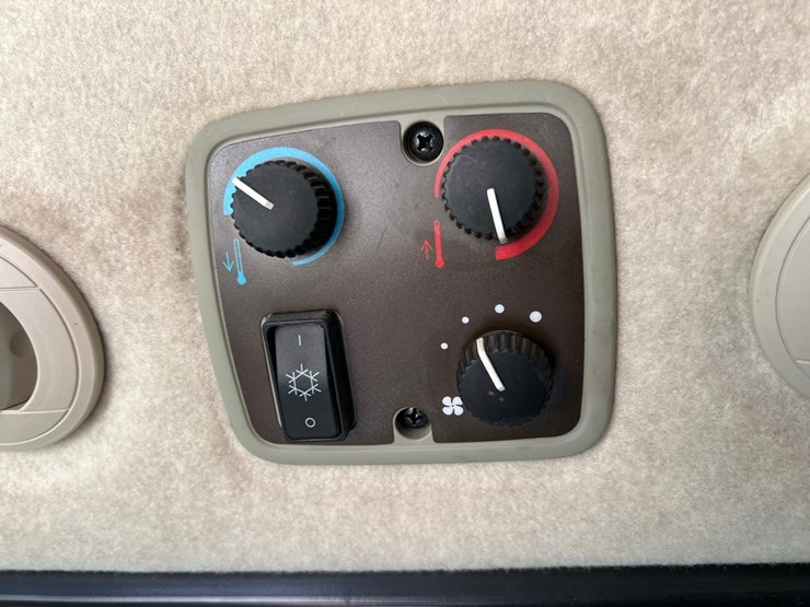 2020-john-deere-3046r-image-35