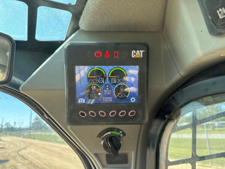 2022-caterpillar-246d3-image-24