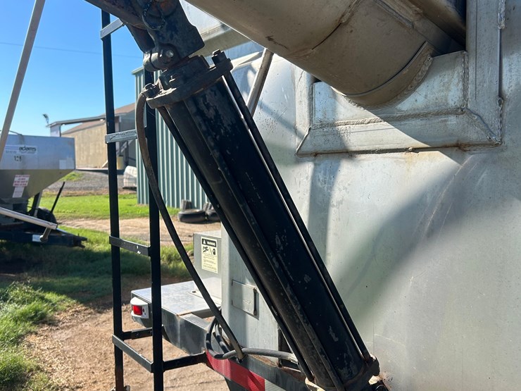 2011-mack-tender-truck-w/adams-rear-discharge-bed-auger-image-40