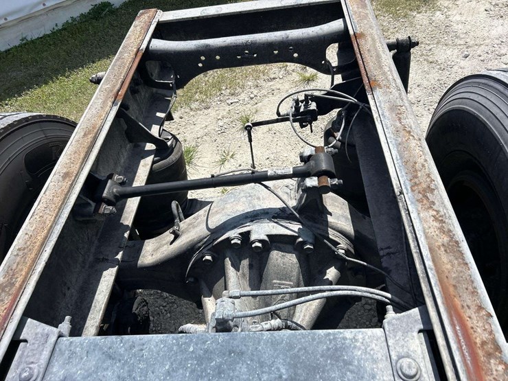 2009-peterbilt-335-image-12