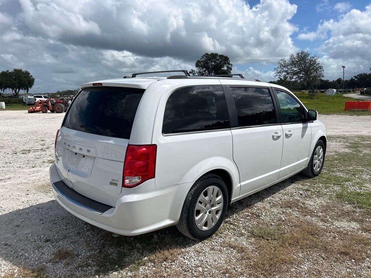 2019-dodge-grand-caravan-sxt-image-3