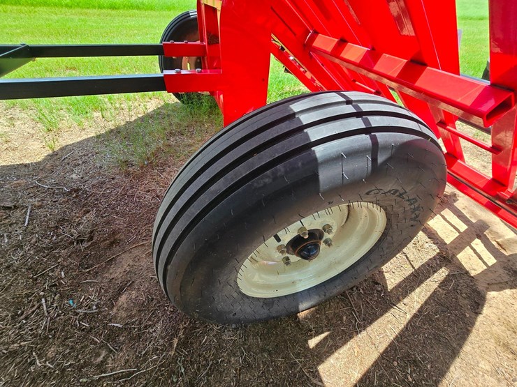 kuhns-ae10-small-square-bale-accumulator---10-bale-efficient-handling-system-image-15