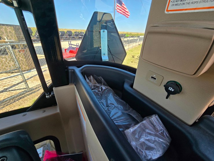 2025-mahindra-6075-image-52