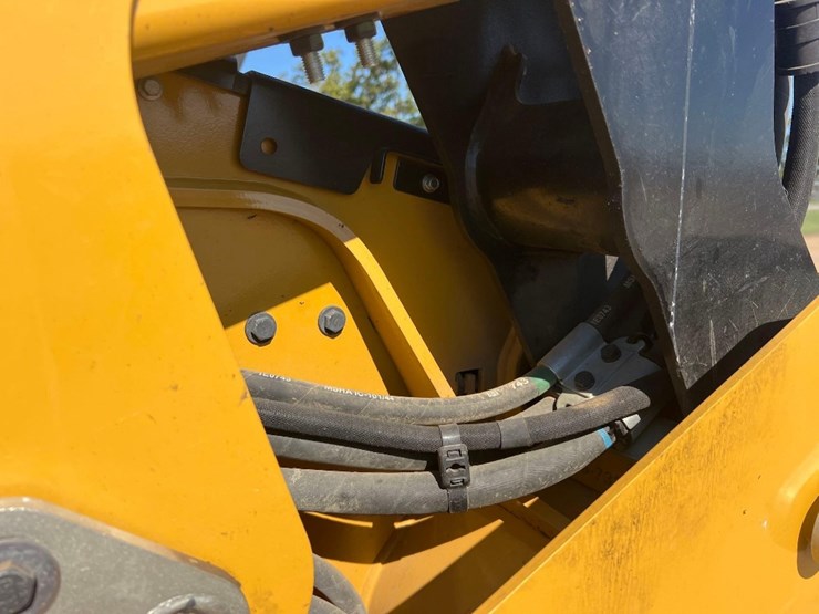 2024-caterpillar-255-skid-steer-image-16
