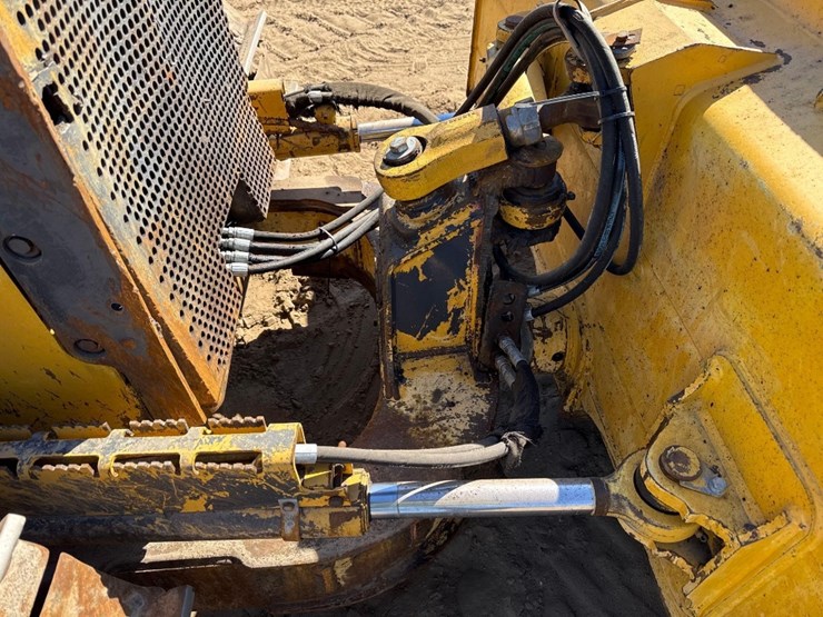 2006-deere-650j-xlt-image-19