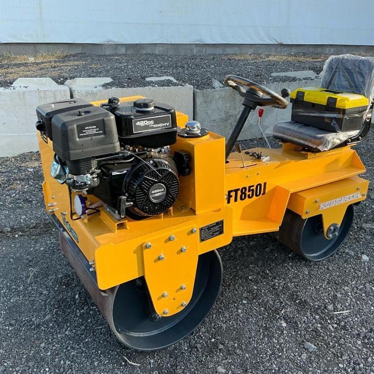 #1251 • Unused FUTURE FT850 Ride on Roller