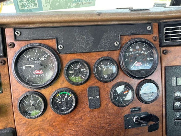 2009-peterbilt-335-image-18