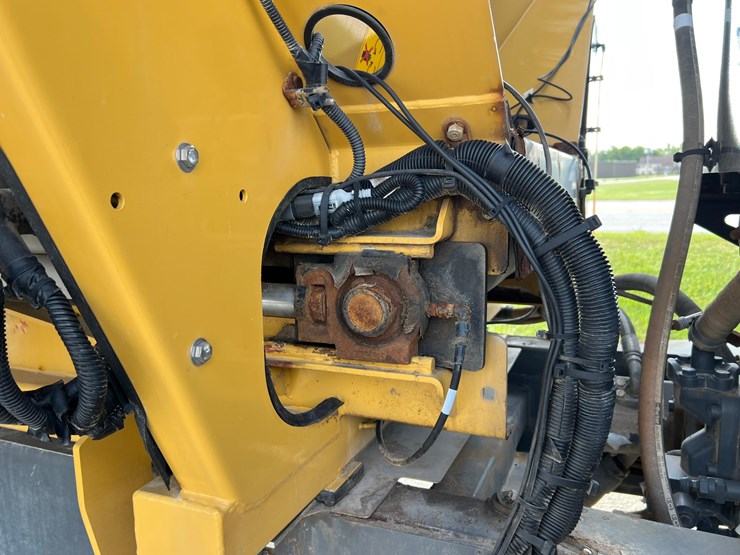 2019-terragator-7300-spinner-truck-image-32