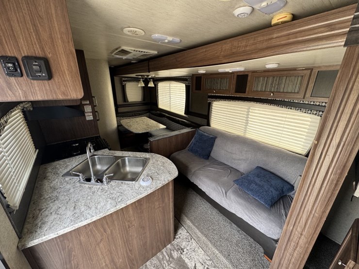 #4621-•-2011-hrv-qb300-pioneer-camper-image-7