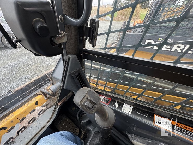 2015-deere-326e-image-17