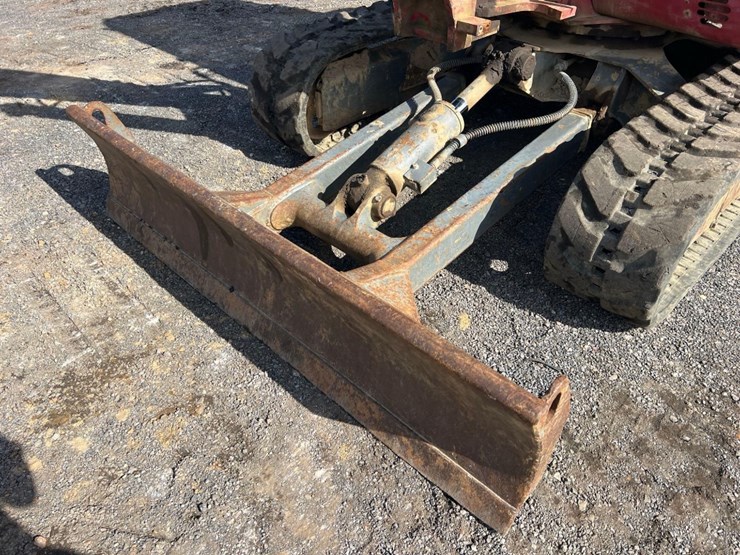 2013-takeuchi-tb235-image-14