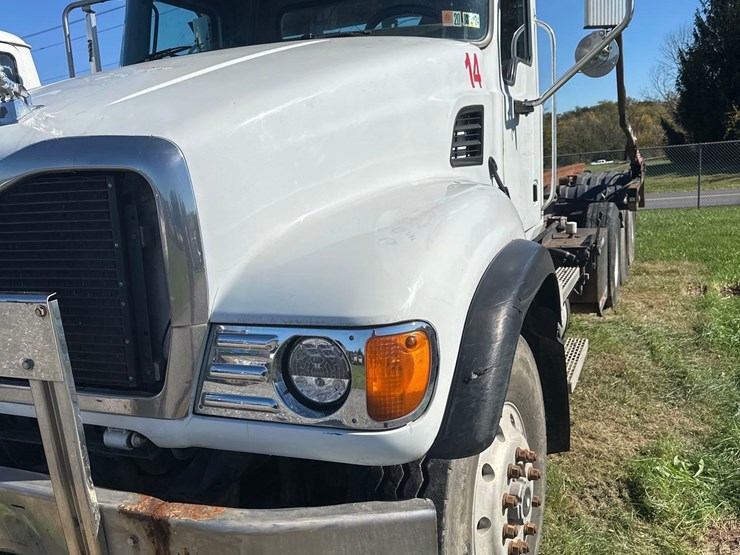 2003-mack-cv713-roll-off-image-1