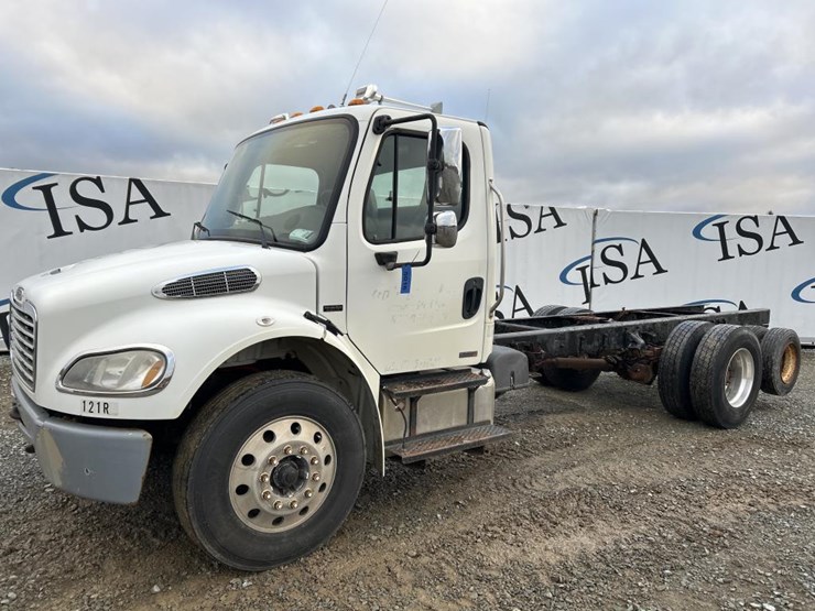 #5016-•-2008-freightliner-business-class-m2-cab-chassis-image-1