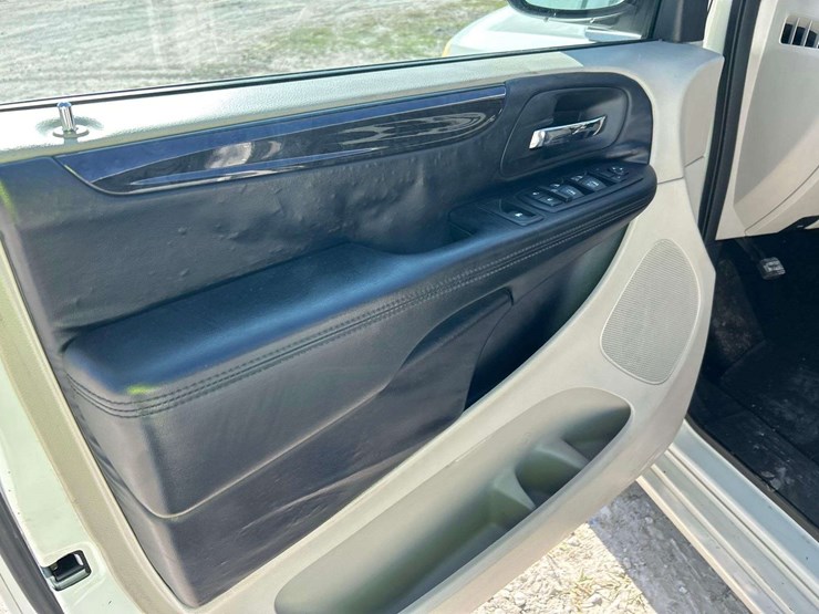 2012-dodge-grand-caravan-sxt-image-11