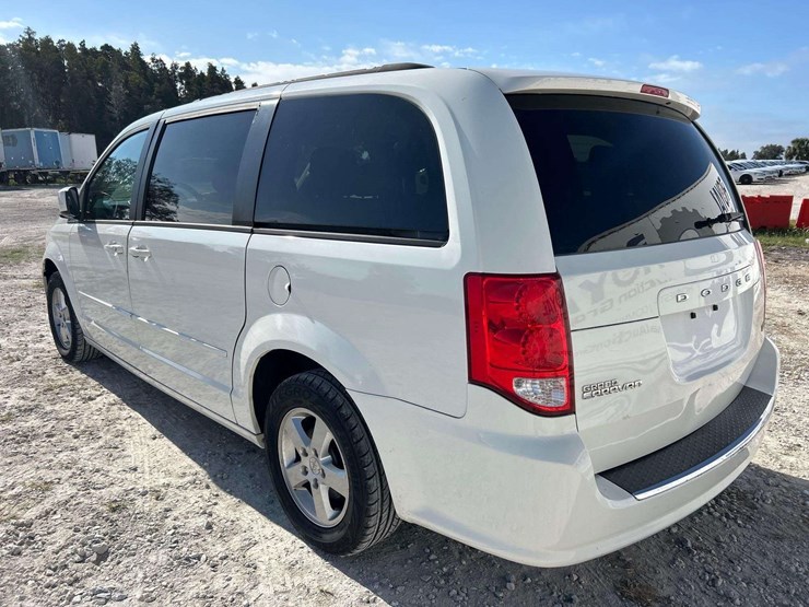 2012-dodge-grand-caravan-sxt-image-4