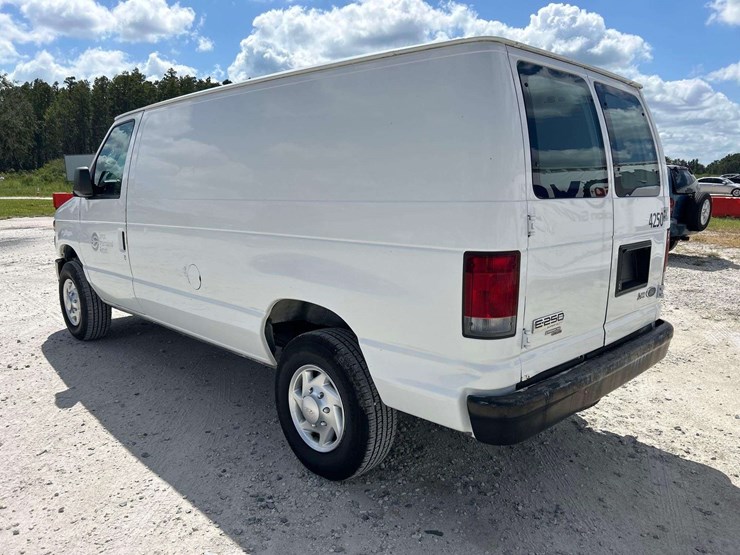 2011-ford-cargo-image-4