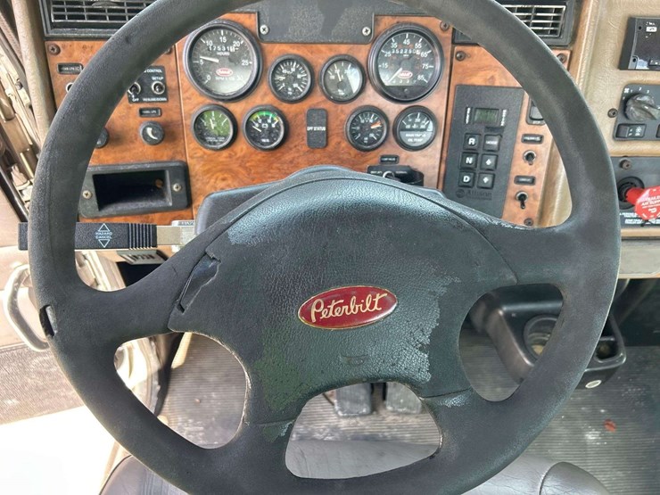 2009-peterbilt-335-image-16