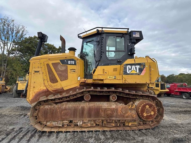 2011-caterpillar-d7e-image-1