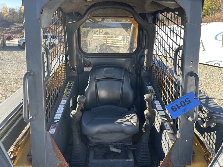 2016-deere-326e-image-37