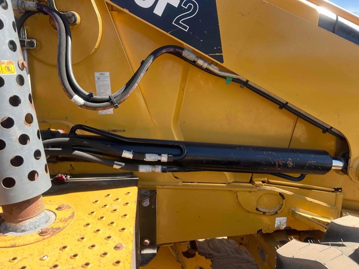 2020-caterpillar-416-image-22