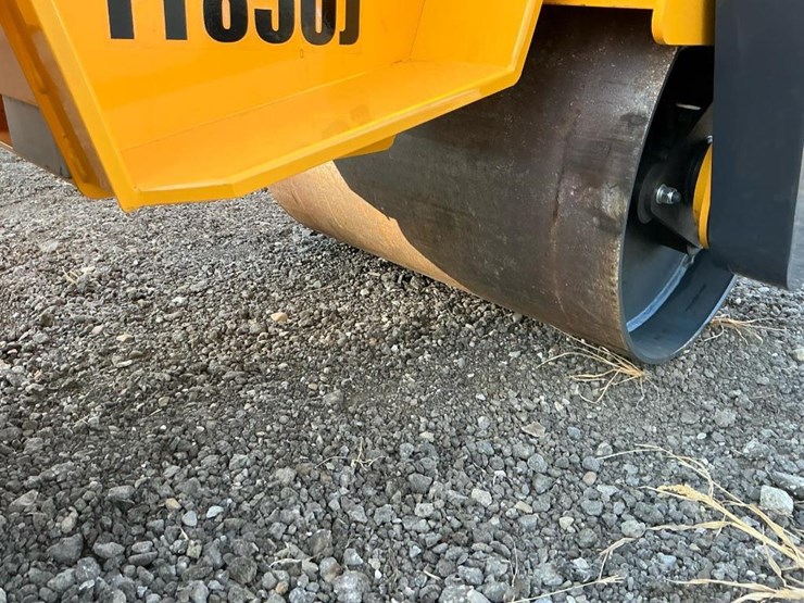 #1251-•-unused-future-ft850-ride-on-roller-image-18