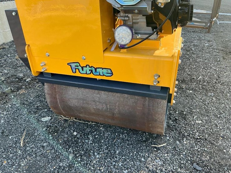 #1251-•-unused-future-ft850-ride-on-roller-image-9