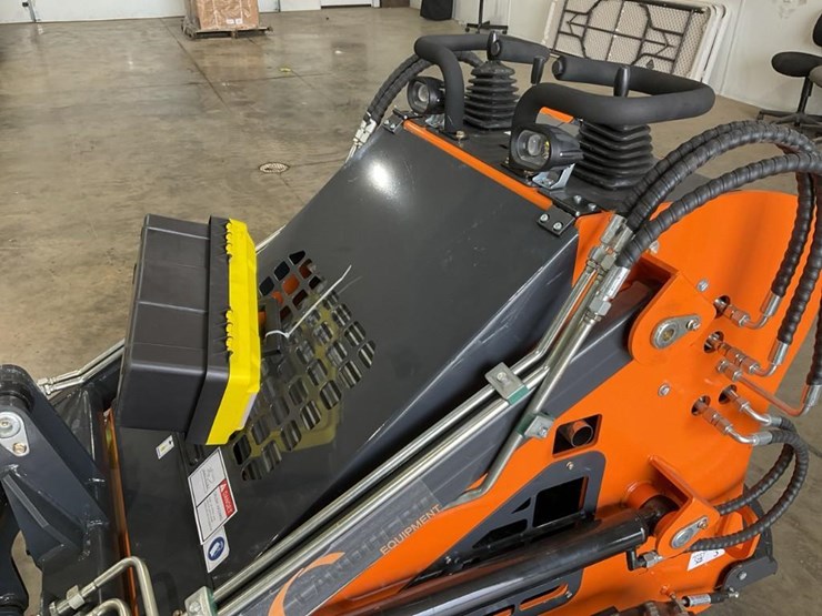 #1002-•-new-land-hero-ldh-t460-mini-track-skid-steer-loader-image-11