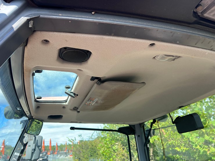 2017-kubota-m7-151-premium-image-42