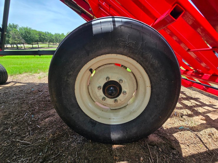 kuhns-ae10-small-square-bale-accumulator---10-bale-efficient-handling-system-image-18