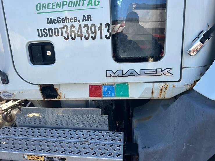 2011-mack-tender-truck-w/adams-rear-discharge-bed-auger-image-17