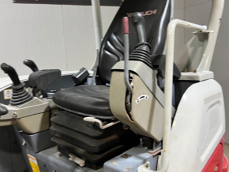 takeuchi-tb240-image-26