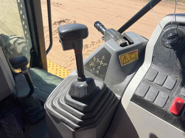 2020-caterpillar-416-image-34