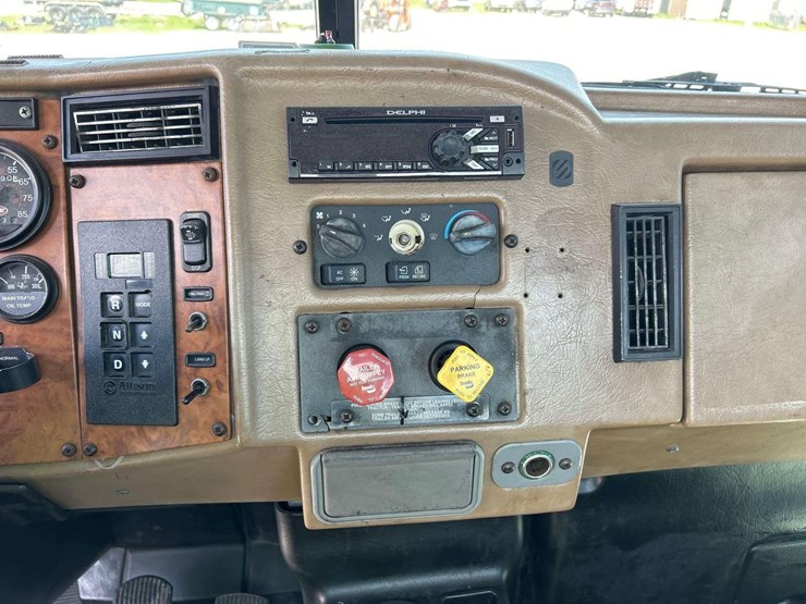 2009-peterbilt-335-image-20