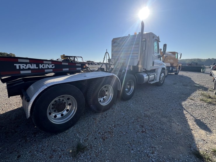 #4766-•-2010-freightliner-cascadia-day-cab-tri-axle-heavy-image-8