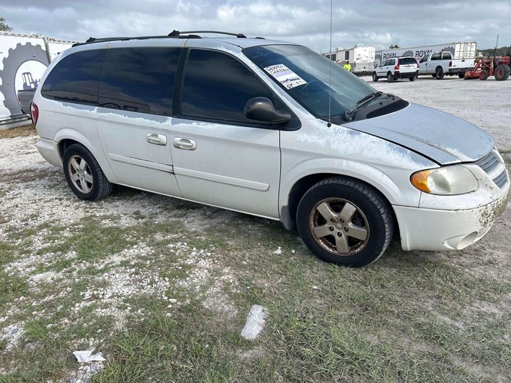 2005-dodge-grand-caravan-image-2
