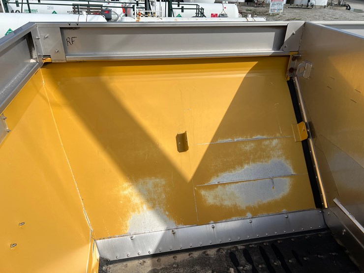 2019-terragator-7300-spinner-truck-image-82