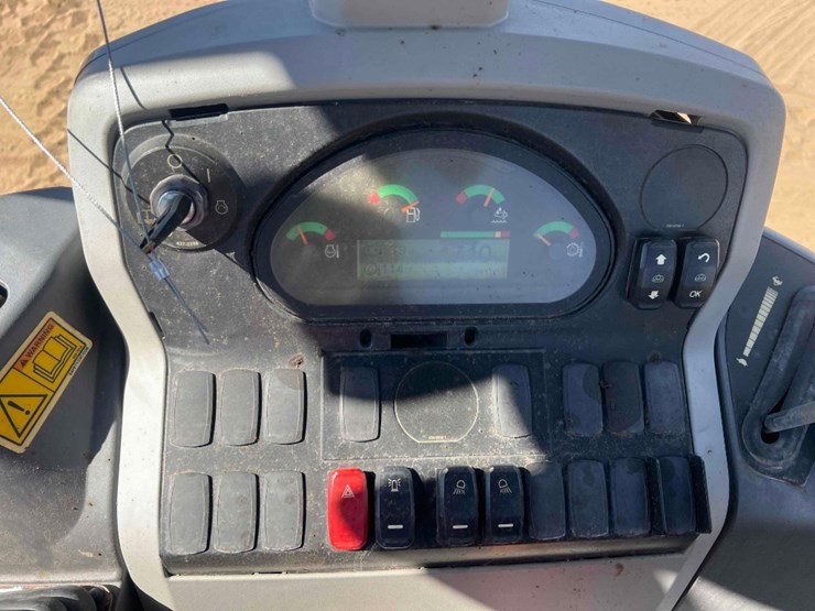 2020-caterpillar-416-image-32