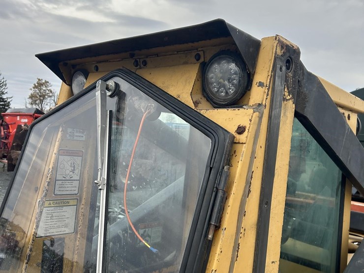 new-holland-l783-image-8