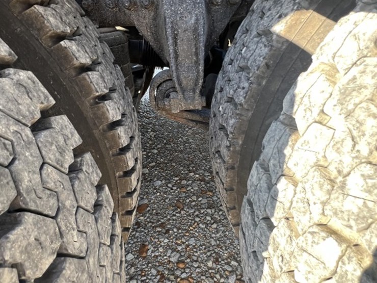 #4766-•-2010-freightliner-cascadia-day-cab-tri-axle-heavy-image-5